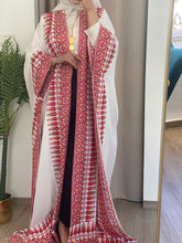 عباية/بشت ملكي مفتوح بتطريزات باللونين الأبيض والأحمر